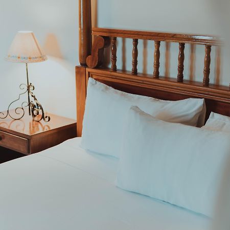 Casa Del Balam Merida Exterior photo A bed with a nightstand