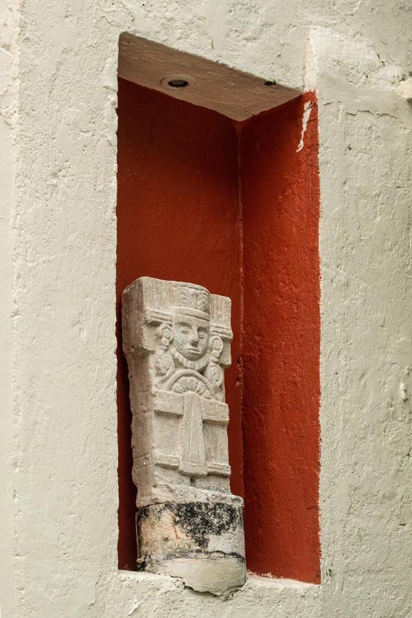 Casa Del Balam Merida Exterior photo A stone carving of a figure with a headdress and a long beard, from the 10th century BC, found in the city of Ur, Iraq.