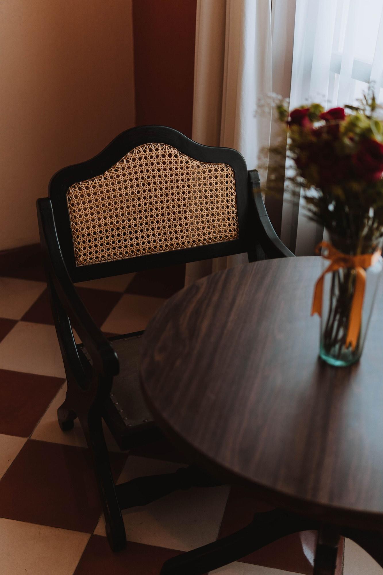 Casa Del Balam Merida Exterior photo A chair with a caned back